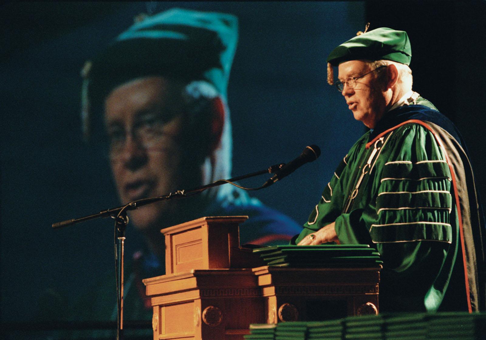 President 哈伯德 addresses graduates and their families during the December 2000 graduation ceremony in 熊猫 Arena.