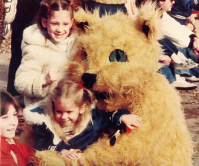 鲍比熊猫 hugs some children during the 1977 Homecoming Parade. 